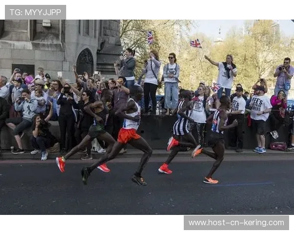 伦敦马拉松跑手破纪录，现场欢呼不断，伦敦马拉松比赛